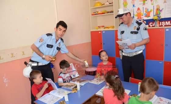 Trafik Polislerinden Öğrencilere Anlamlı Hediye