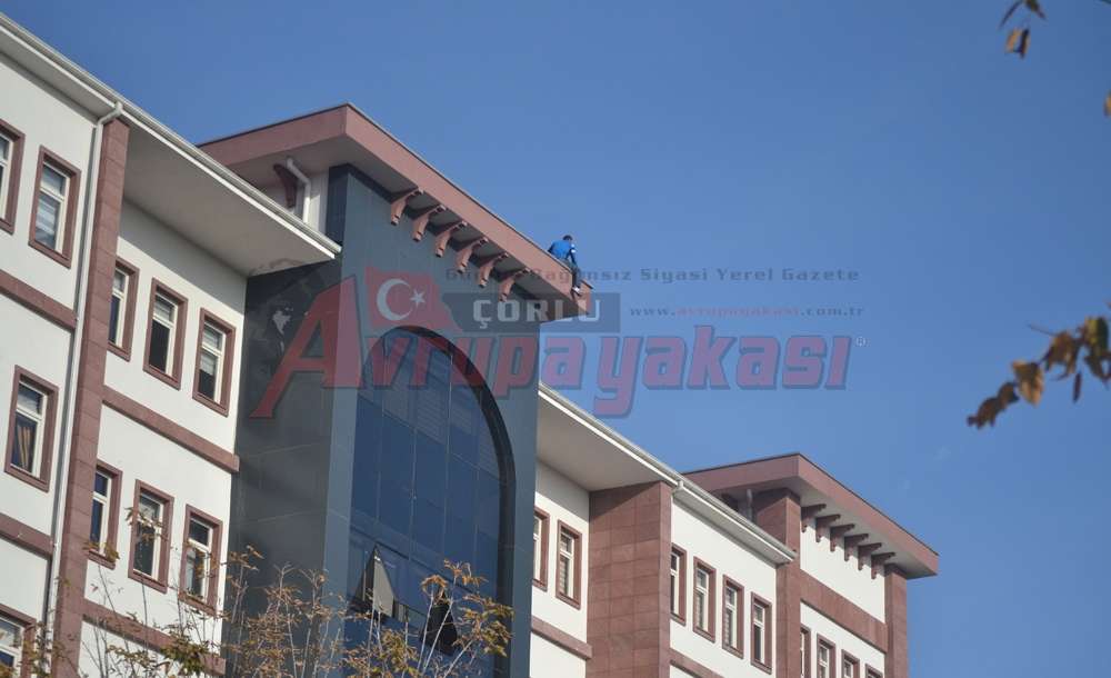 Kömür Gelmedi Diye Çatıya Çıktı