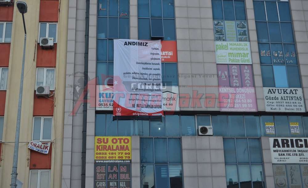 Binalarına Öğrenci Andını Astılar