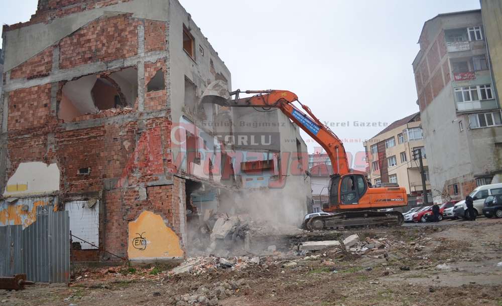 Mahalledeki Metruk Binalar Yıkıldı 