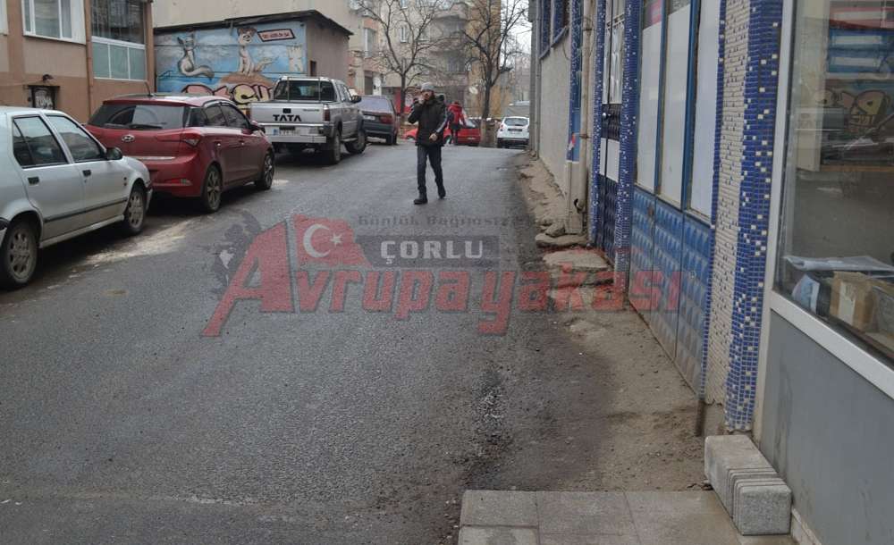 Kaldırım Yok Vatandaşlar Yoldan Yürüyor