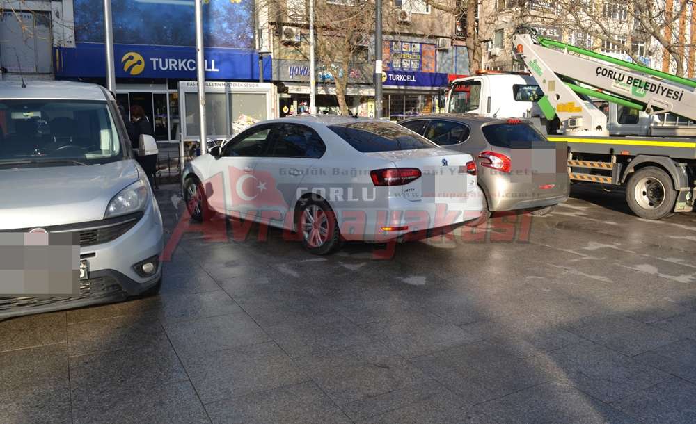 Belediyenin Önü Otoparka Dönüştü