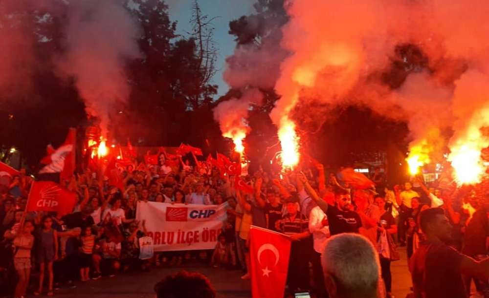Seçim Sonuçlarını Coşkuyla Kutladılar