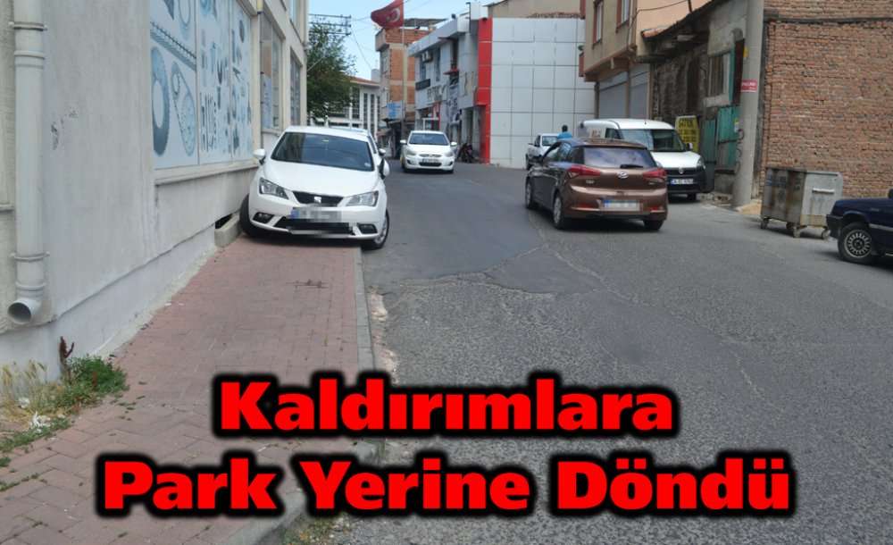 Kaldırımlara Park Yerine Döndü
