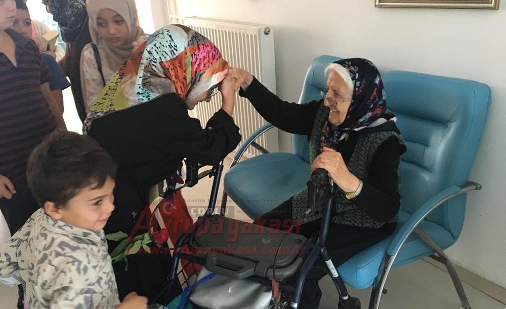 İlim Yayma'nın Öğrencileri Huzur Evi'ni Ziyaret Etti 