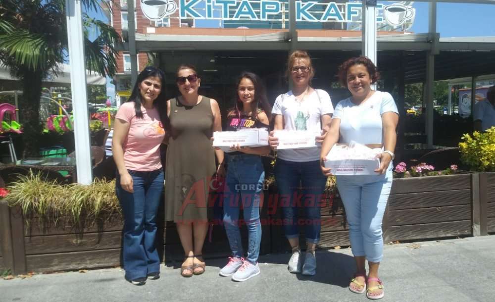 Vatandaşlara Lokum İkramında Bulundular 