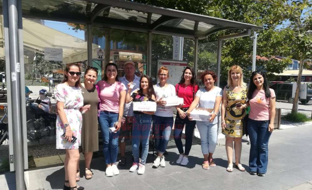 Vatandaşlara Lokum İkramında Bulundular 