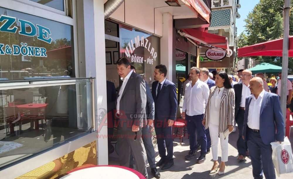 Ak Parti Vatandaşlarla Bayramlaştı