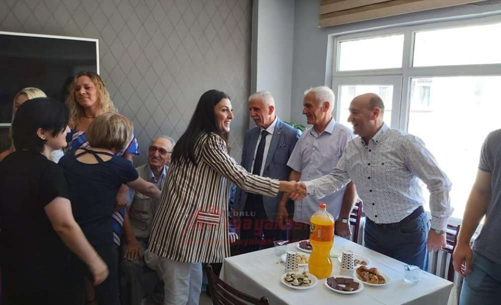 Bayramda Ak Parti Chp'yi Ziyaret Etti 
