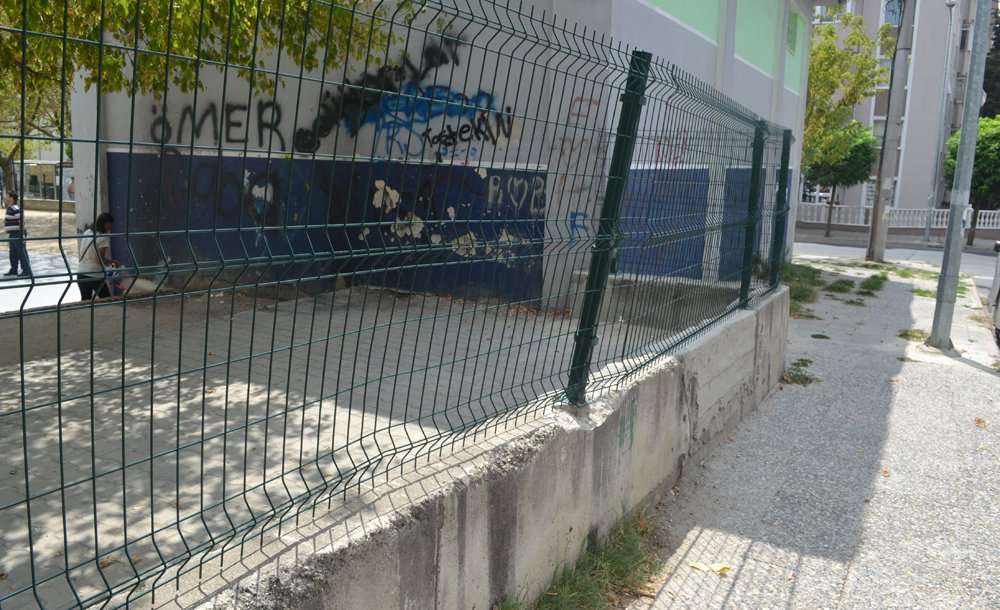 Uyuşturucu Parası İçin Çitleri Söküyorlar