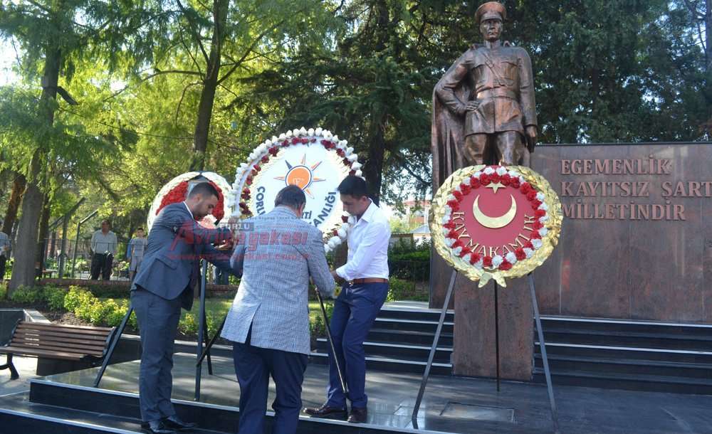 Siyasi Partiler Çelenk Bıraktı 