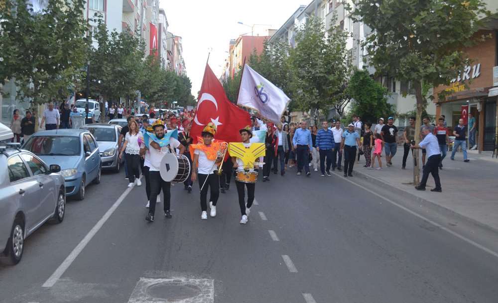 Festival Renkli Görüntülerle Başladı 