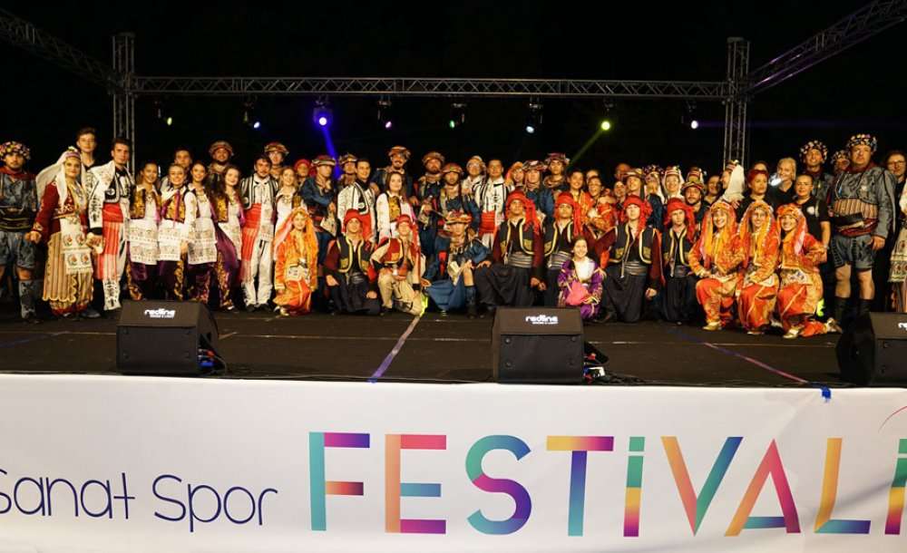 Festival Renkli Görüntülerle Başladı 