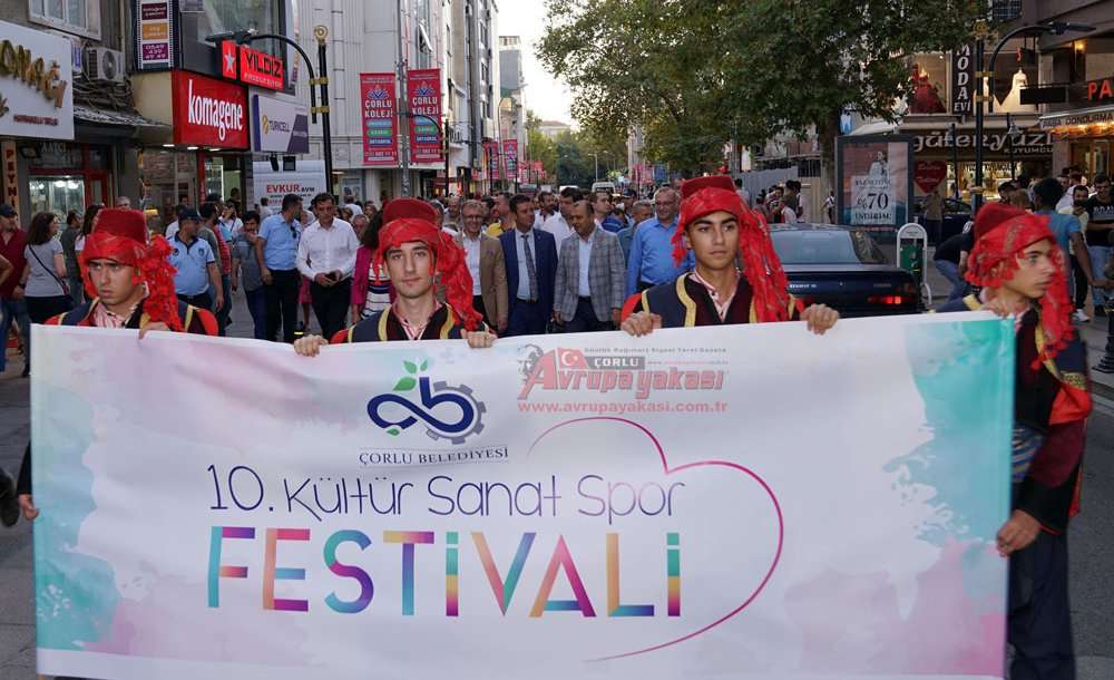 Festival Renkli Görüntülerle Başladı 