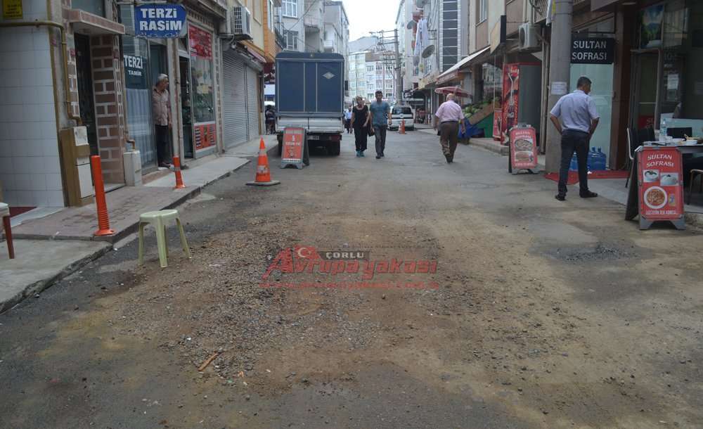 Ayda Üç Kere Yolu Kazıyorlar 