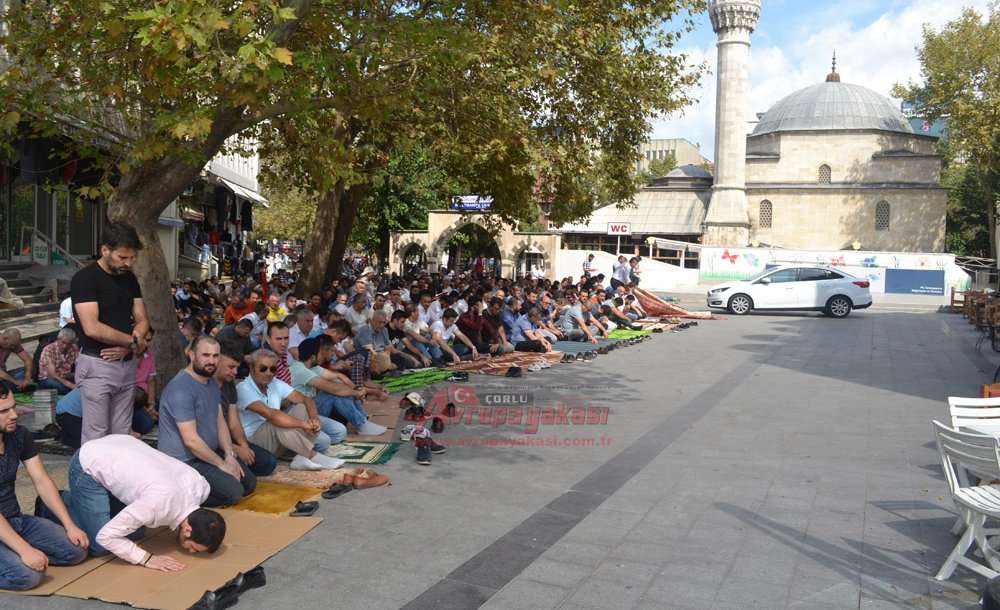 Cuma Namazı Caminin Dışına Taştı  