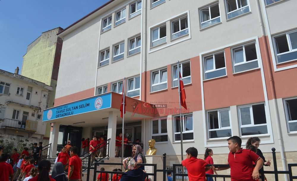 Okullar Arasında Kalan Yol Tartışma Yarattı 