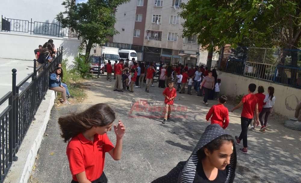 Okullar Arasında Kalan Yol Tartışma Yarattı 