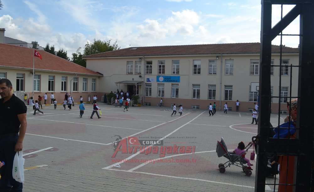 Okullar Arasında Kalan Yol Tartışma Yarattı 