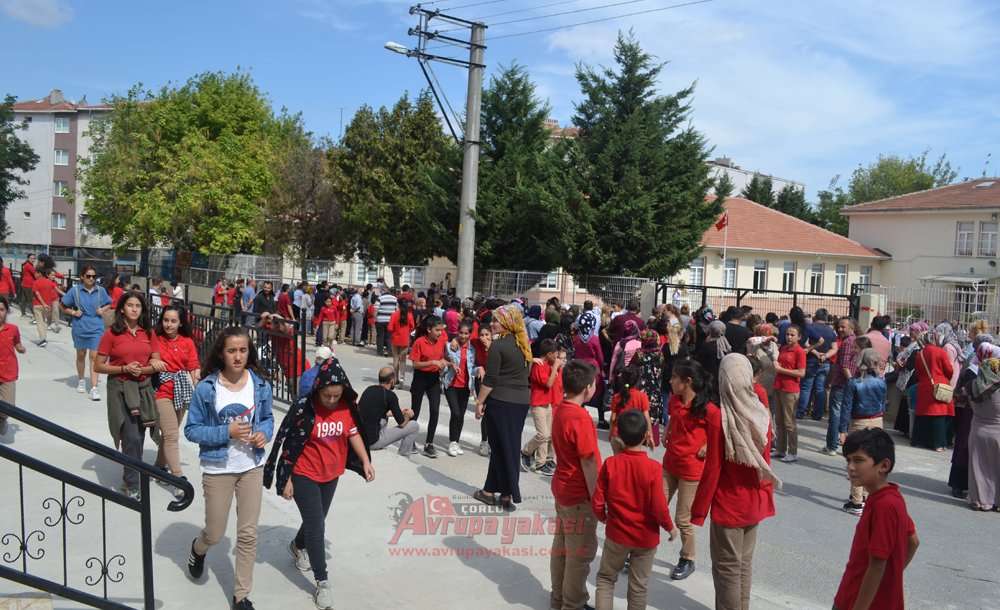 Okullar Arasında Kalan Yol Tartışma Yarattı 