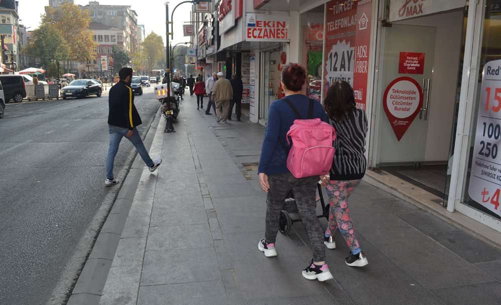 Kaldırımın Durumuna Vatandaşlar Tepki Gösterdi 