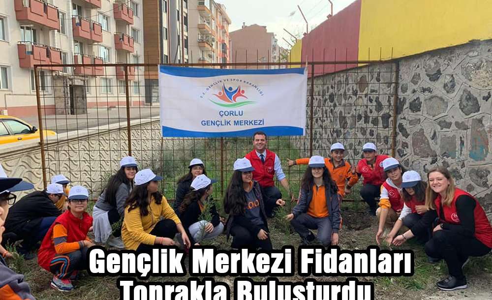 Gençlik Merkezi Fidanları Toprakla Buluşturdu