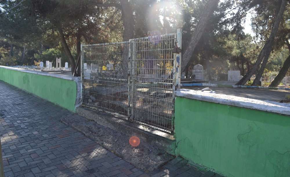 Kapılar Çürümüş, Gören Yok! 