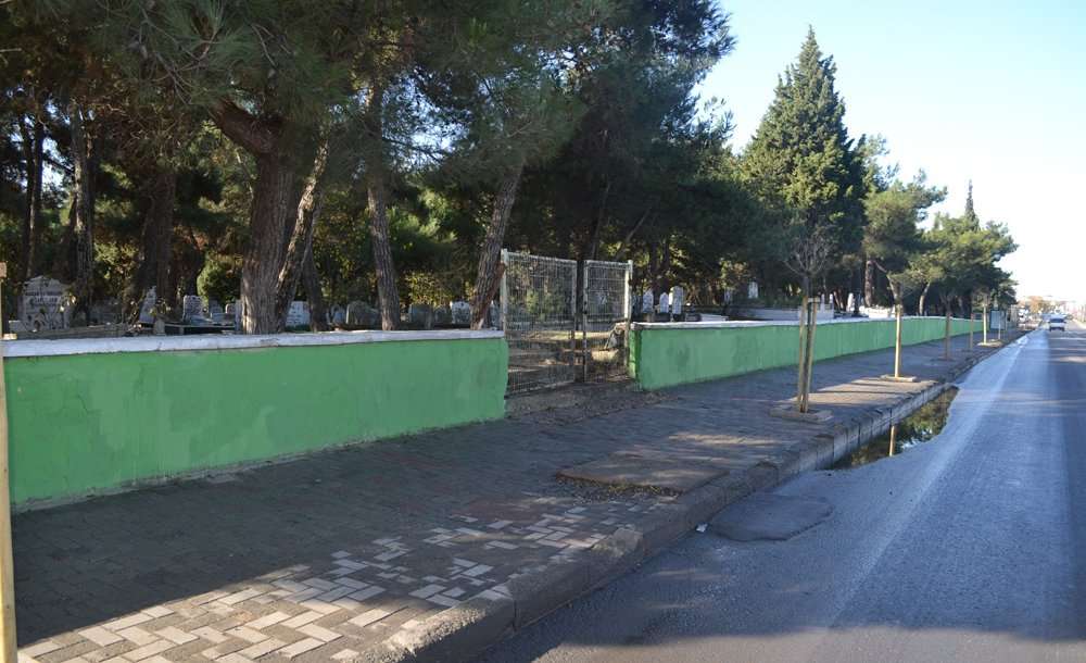 Kapılar Çürümüş, Gören Yok! 