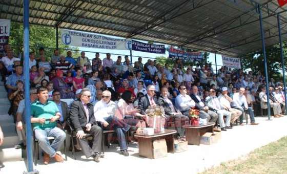 Velimeşe'de 5. Geleneksel Büyük Yağlı Pehlivan Güreşleri Başladı