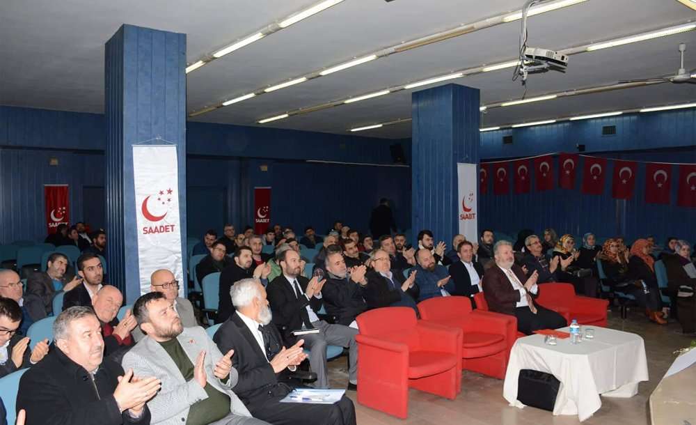 Saadet Partisi'ne Üye Olanlara Rozetleri Takıldı 
