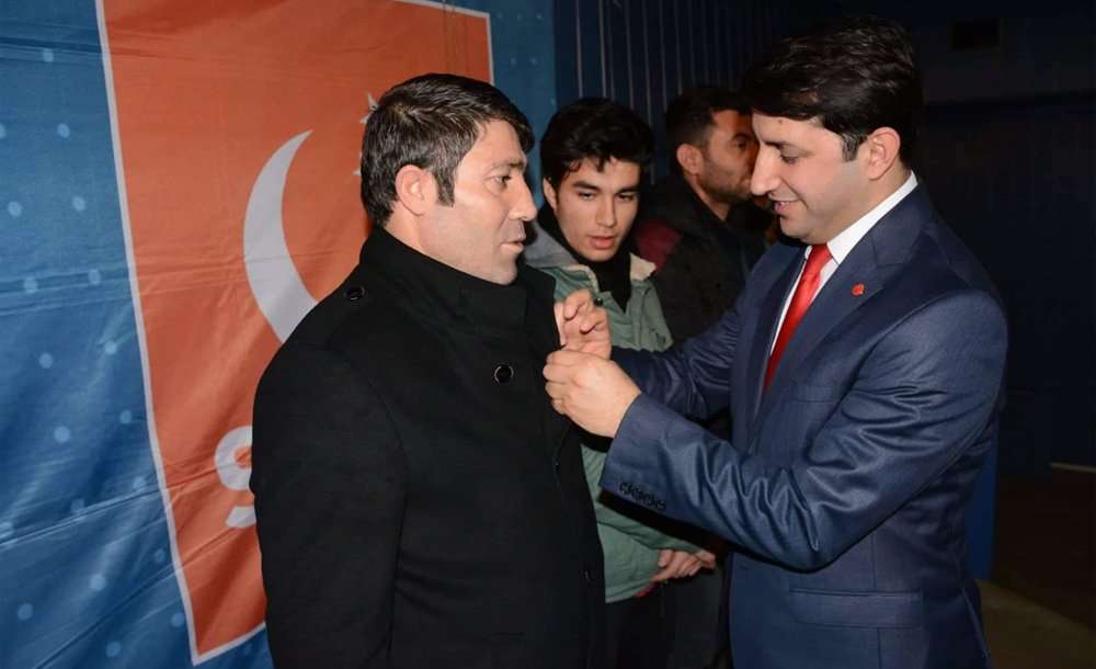 Saadet Partisi'ne Üye Olanlara Rozetleri Takıldı 