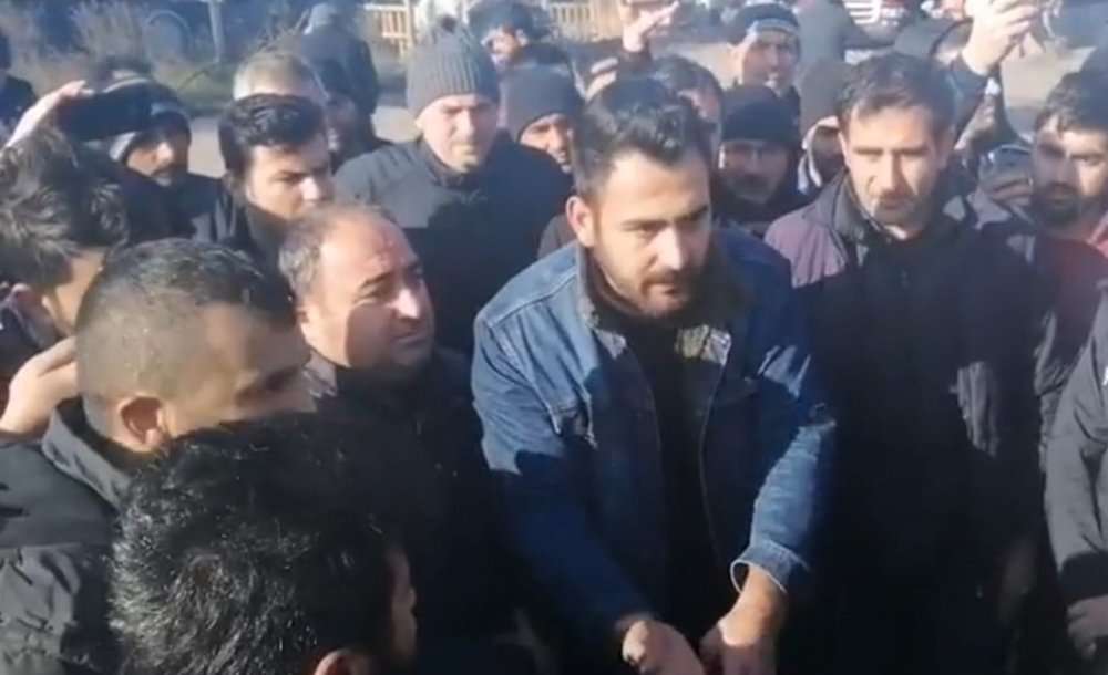 Nakliyeciler Eylem Yapıp Yolu Kapattı 