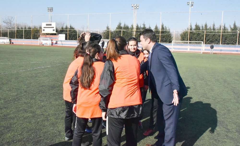 Başkan Sarıkurt'tan Çbsk Kadın Futbol Takımına Ziyaret