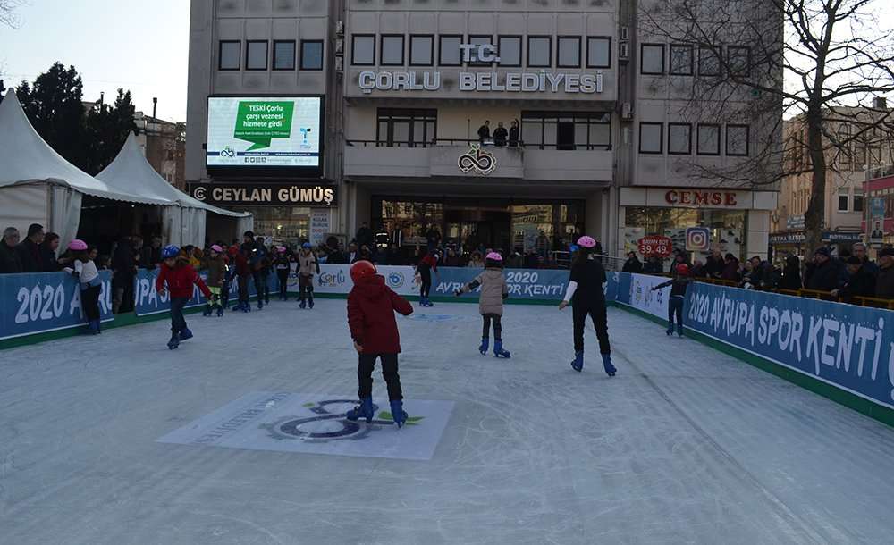 Buz Pisti'nde Çocuklar Gönüllerince Eğlendiler  