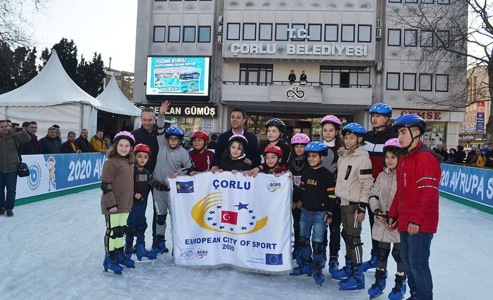 Buz Pisti'nde Çocuklar Gönüllerince Eğlendiler  