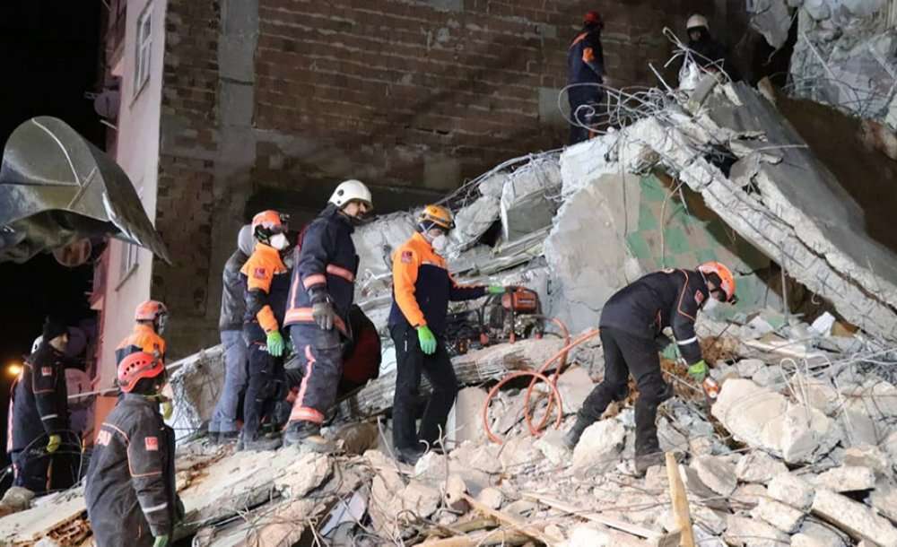 Türkiye, Elazığ Depreminde Tek Yürek Oldu 