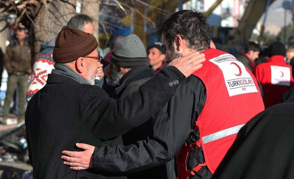 Türkiye, Elazığ Depreminde Tek Yürek Oldu 