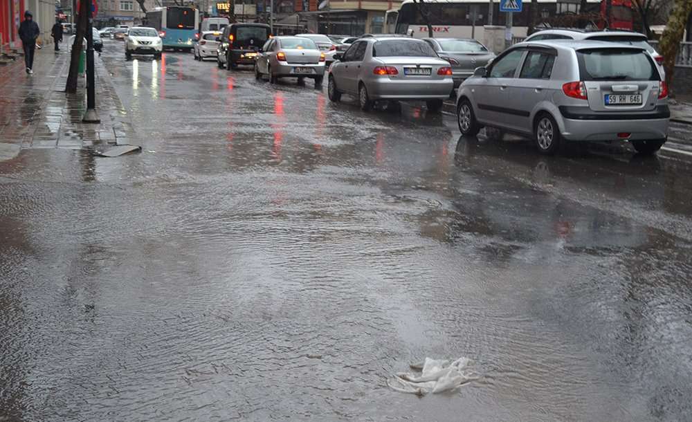 Omurtak Caddesi Göle Döndü 
