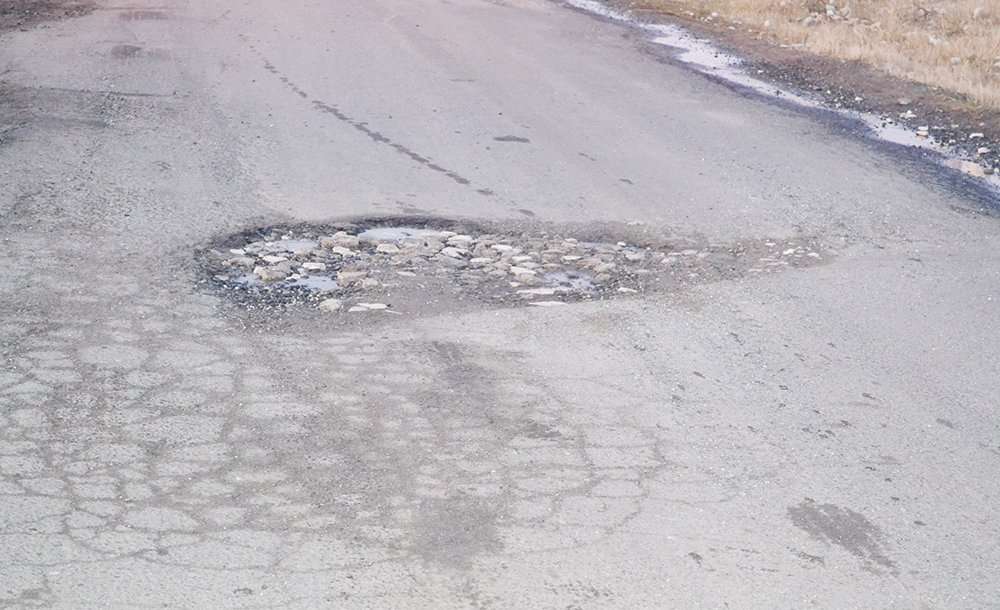 Yollar Köstebek Yuvasına Döndü 