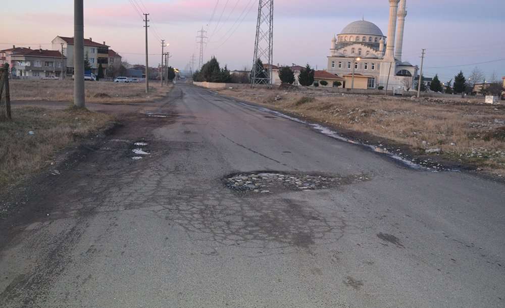 Yollar Köstebek Yuvasına Döndü 