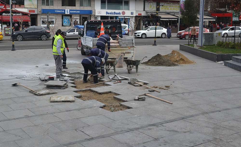 Atatürk Meydanı'ndaki Kırık Taşlar Değiştirildi