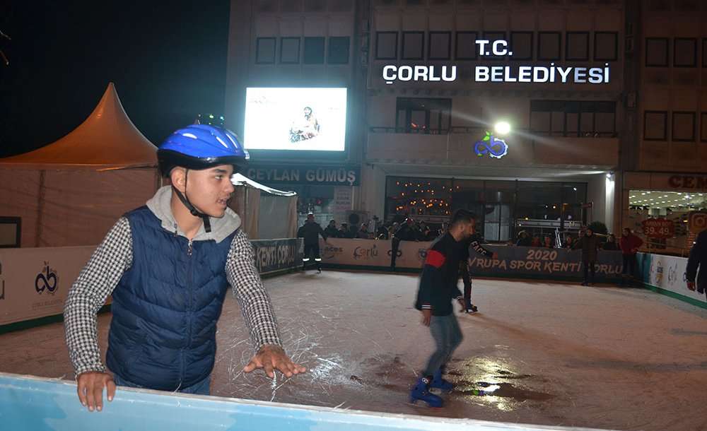 Eğlence Geç Saatlere Kadar Devam Ediyor