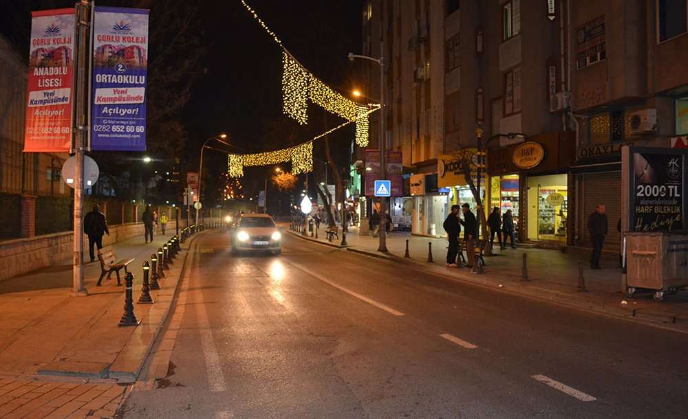 Aydınlatma Direklerini Süs İçin Mi Koydunuz?