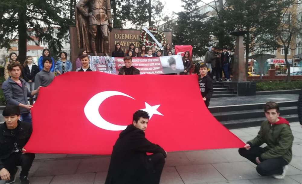 Öğrencilerden Şehitlere Saygı Yürüyüşü