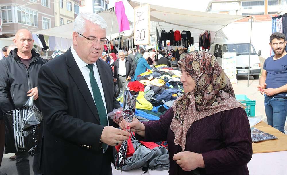 Başkan Yüksel'den Kadınlara Karanfilli Kutlama