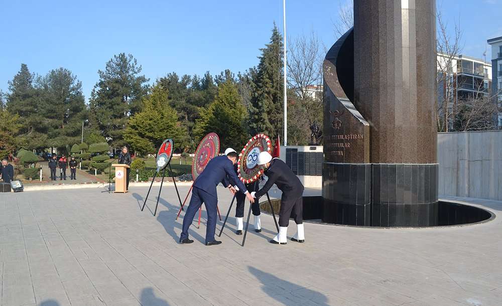 18 Mart'ta Şehitliğe Çelenk Sunuldu  