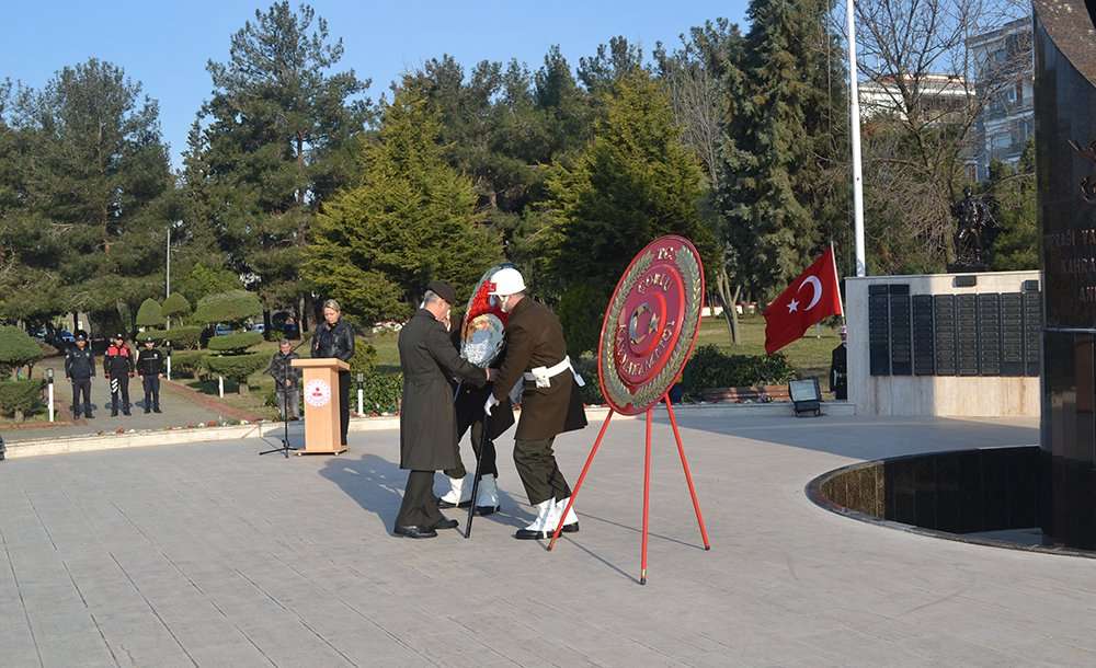 18 Mart'ta Şehitliğe Çelenk Sunuldu  