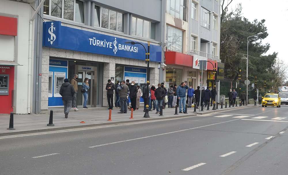 Korona Virüs Uzun Kuyruklar Oluşturdu 