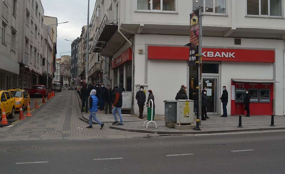 Korona Virüs Uzun Kuyruklar Oluşturdu 