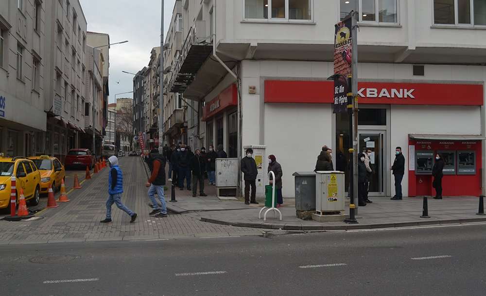 Korona Virüs Uzun Kuyruklar Oluşturdu 